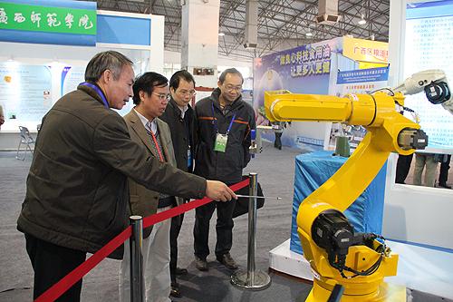 我校參加第二十四屆廣西科技活動周新技術新產品交流交易會(2015-01